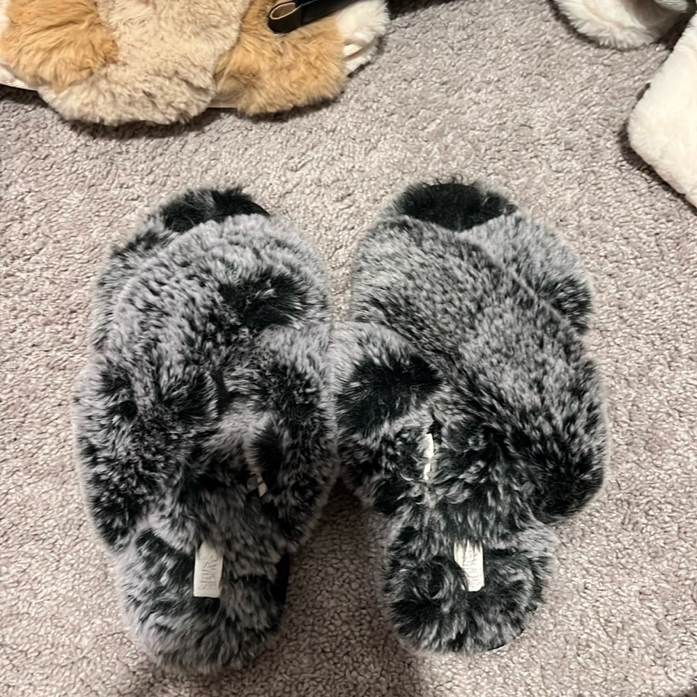 Slippers - Picture 1 of 2
